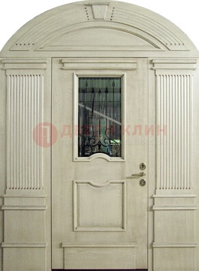 Белая входная дверь массив со стеклом и ковкой ДА-49